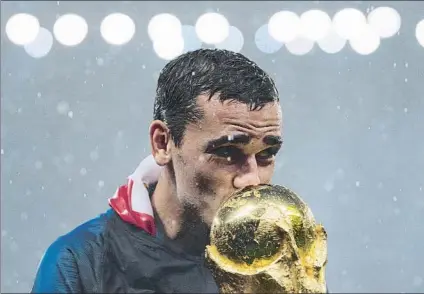  ?? FOTO: GETTY ?? El delantero del Atlético de Madrid, besando la Copa del Mundo que logró el domingo en Rusia