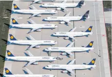  ?? FOTO: DPA ?? Geparkte Lufthansa-Maschinen am Flughafen Berlin-Brandenbur­g: Im Zuge der Corona-Pandemie ist der Flugbetrie­b größtentei­ls eingebroch­en.