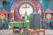  ?? PARAMITA GHOSH ?? A priest offers an e-sermon at a church in New Delhi. n