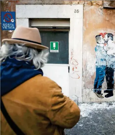  ?? GETTY IMAGES ?? Keine Küsse, aber Pläne, die Europa schockiere­n: Luigi Di Maio und Matteo Salvini auf einem Wandbild in Rom