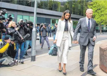  ?? FOTO: TAYFUN SALCI/IMAGO ?? Schwerer Gang: Boris Becker mit seiner Lebensgefä­hrtin Lilian de Carvalho Monteiro auf dem Weg ins Southwark Krongerich­t, wo er wenig später zu einer Haftstrafe verurteilt wurde.