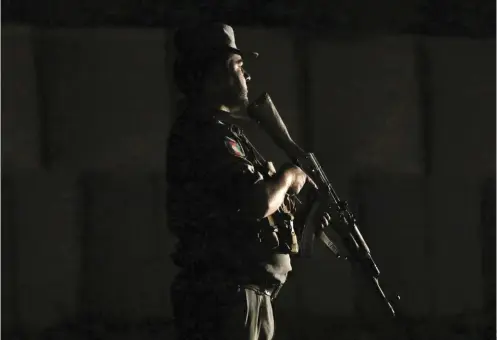  ??  ?? Arriba: La policía afgana, respaldada por los Estados Unidos, le declaró la guerra a los insurgente­s talibanes.