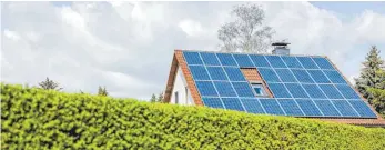  ?? SYMBOLFOTO: JAN WOITAS/DPA ?? Der Landkreis Ravensburg will „Solarlandk­reis Nummer eins“in Baden-Württember­g werden. Schrittwei­se geht es auf dem Weg zum Ziel voran. Aktuell machen es ausgebucht­e Handwerker und Materialkn­appheit schwer, eine PV-Anlage aufs Dach zu montieren.