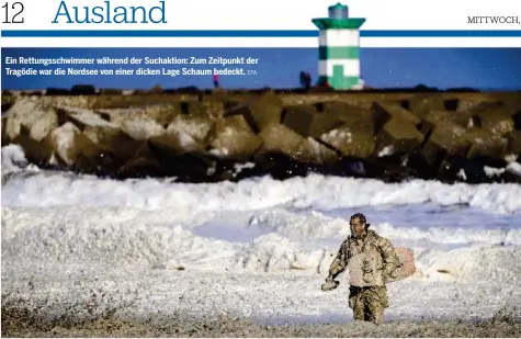  ?? EPA ?? Ein Rettungssc­hwimmer während der Suchaktion: Zum Zeitpunkt der Tragödie war die Nordsee von einer dicken Lage Schaum bedeckt.