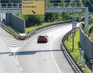  ?? Foto: Chris Karaba ?? An der Ein- und Ausfahrt des Tunnel Markusberg stehen die Gehäuse der Radare bereits. Geblitzt wird voraussich­tlich aber erst von Herbst an.