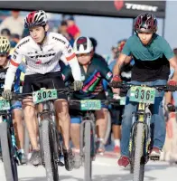  ??  ?? Más de cien ciclistas de montaña se congregaro­n en la última parte de la colonia Mirasierra, para conquistar la tercera etapa del Serial ‘Sin Atajos’.