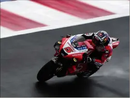  ?? (Photos EPA) ?? Johann Zarco a dompté le circuit piégeux sous la pluie de Misano.