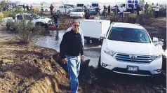  ??  ?? El alcaldE estuvo dirigiendo el tráfico por la nueva ruta