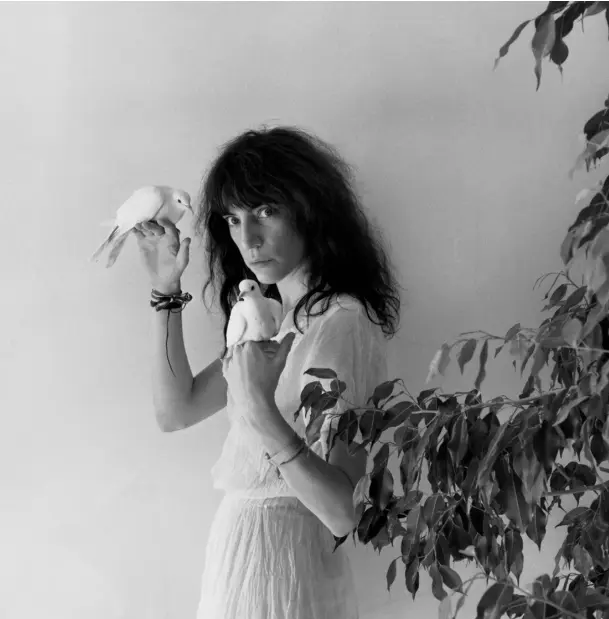  ??  ?? ‘Patti Smith’ (1979) by Robert Mapplethor­pe