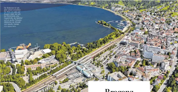  ?? FOTO: GOOGLE EARTH ?? Der Bodensee ist nah, aber schwer erreichbar: Der Blick von oben auf Bregenz zeigt, wie sehr die Gleisstrec­ke, eine Hauptstraß­e, der Bahnhof und ein großer Parkplatz (Bildmitte) die Altstadt vom Seeufer trennen.