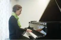  ?? (Maxim Reider) ?? PIANIST OFRA Yitzchaki tickles the ivories.