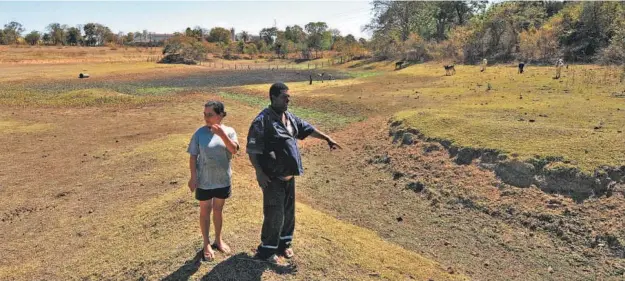  ?? RAMON LISBOA/EM/D.A PRESS ?? Em Campo do Santana, o vaqueiro Antônio José da Silva e sua mulher, Janete Rocha, enfrentam a escassez de água, cada vez mais prolongada. Este ano, o lago secou dois meses antes do previsto