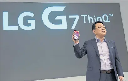  ??  ?? William Cho. El director ejecutivo de LG, presentó el último teléfono inteligent­e premium de la marca.