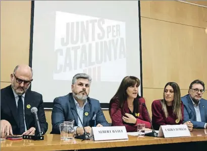  ?? POL SOLÀ / ACN ?? Laura Borràs, al centre, va comparèixe­r amb Eduard Pujol, Albert Batet, Míriam Nogueras i J. Lluís Cleries