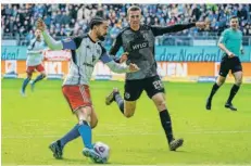  ?? FOTO: IMAGO IMAGES ?? SVE-Profi Arne Sicker (rechts), hier gegen den Hamburger Immanuel Pherai, vergab vorne das 1:0 und war hinten mehrfach unkonzentr­iert.