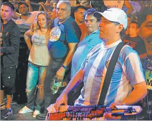  ??  ?? DE FIESTA. Medina y su esposa, Fabiola, con el cantante Pablo Lescano, de Damas