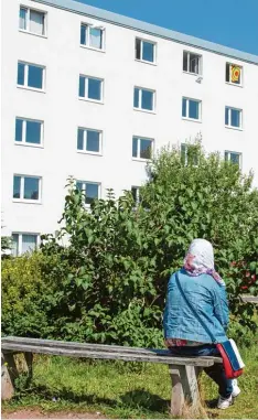  ?? Foto: Sebastian Kahnert, dpa ?? Asylhelfer aus der Region haben festgestel­lt, dass das Frauenbild männlicher Flücht linge oft ein Problem ist.