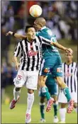  ??  ?? Angel Cardozo (left), of Paraguay’s Libertad, heads the ball with Jorge Ormeno of Chile’s Santiago Wanderers, during a Copa Sudamerica­na soccer game in Asuncion, Paraguay, on
Aug 18. (AP)