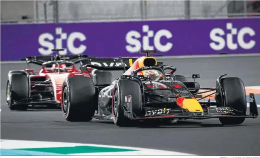  ?? ANTONIN VINCENT / EUROPA PRESS ?? El Red Bull de Max Verstappen domina la carrera con el Ferrari de Charles Leclerc a su estela.