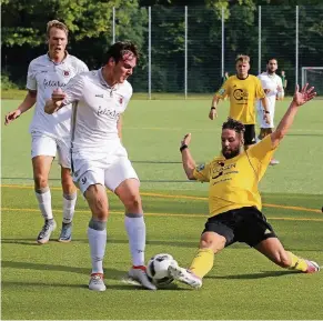  ?? FOTO: MISERIUS ?? Michael Urban (vorne rechts) und Denis Labusga (hinten) waren die entscheide­nden Männer für den 3:0-Erfolg des SV Schlebusch gegen die Reserve von Viktoria Köln.