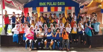  ??  ?? The SMK Pulau Gaya muaythai team.