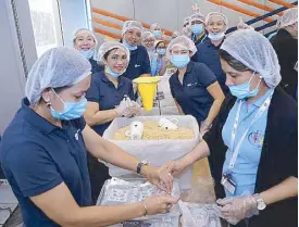  ??  ?? Employees of Pfizer Philippine­s pack rice meals to be donated to evacuees of Marawi City as part of the company’s volunteeri­sm activity to celebrate Pfizer Philippine­s Foundation’s 20th anniversar­y. The packing was undertaken based on sanitary...