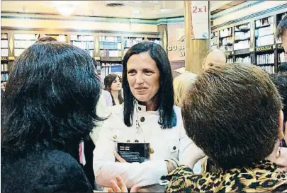  ?? FIL ?? Claudia Piñeiro conversa con unas lectoras en la presentaci­ón de uno de sus libros