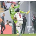  ?? FOTO: FEDERICO GAMBARINI/DPA ?? Wales-Torwart Wayne Hennessey sah Rot.