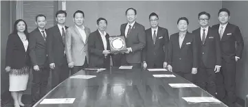  ??  ?? Chew (fifth from left) presenting a souvenir to Teo while Chu (fourth from left), Chua (fourth from right) and others look on.