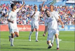  ??  ?? CON RABIA. Benzema celebró así el 0-1 que le hizo ayer al Getafe.