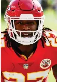  ??  ?? A video shows Kareem Hunt allegedly pushing and kicking a woman.
