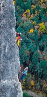  ?? ?? Deux grands classiques de l’escalade Millavoise avec ci-dessous Lucie Dubos et Léo Crouzat dans la L3 en 5c de l’Arête Ouest, au secteur Roche Décollée de la Jonte, et en bas Antoine Eydoux dans l’immense 8a de De Que Fas Aqui, Féerie pour une autre Fois et ses presque 70m de rêve.