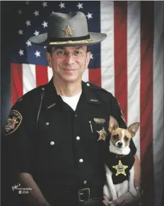  ?? JOHN HOFFART VIA AP ?? THIS 2006 IMAGE PROVIDED BY John Hoffart shows then Sheriff Dan McClelland and his small police dog Midge at the Geauga County, Ohio, sheriff’s department. Both died on Wednesday.