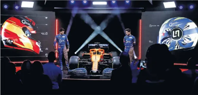  ??  ?? Carlos Sainz y Lando Norris durante la presentaci­ón del MCL35, el monoplaza de McLaren para la temporada 2020, el pasado jueves 13 de febrero en las instalacio­nes de Woking.
