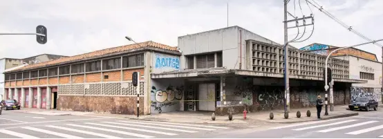  ?? FOTO JULIO CÉSAR HERRERA ?? La antigua sede de la Editorial Bedout, en la carrera 51 (Bolívar) con calle 61, dará paso a la nueva edificació­n que alojará a la Facultad Nacional de Salud Pública de la U. de A. Hoy alberga los carros de una funeraria.