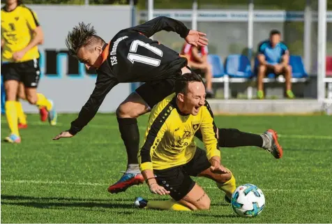  ?? Foto: Marcus Merk ?? Nur mit Fouls war der TSV Gersthofen im Heimspiel gegen Schlusslic­ht TSG Thannhause­n zu stoppen. Hier bekommt das Rudi Kine im Zweikampf mit Arlind Berisha zu spüren.