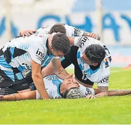  ??  ?? QUÉ GOLEADOR. Villegas, extasiado por sus dos goles ante Gimnasia y Tiro de Salta.