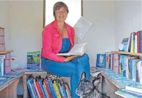  ?? FOTO: GISELA SGIER ?? Klein, aber fein ist das Innere des Bücherhäus­les von Ela Möller, das sich am Straßenran­d in Winterazho­fen befindet.