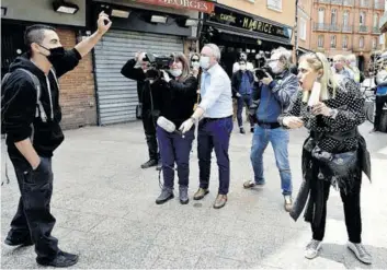  ??  ?? Un commerçant du centre-ville de Toulouse fait face aux manifestan­ts gilets jaunes.