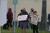  ?? ANDREW BUTLER — THE TIMESSTAND­ARD ?? Demonstrat­ors gather at Saturday’s protest at the Humbodlt County courthouse in Eureka.