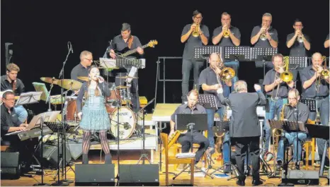  ?? FOTO: RAHN ?? Die Jazz Point Big Band überzeugt bei ihrem 34. Jahreskonz­ert. Miriam Ahrens aus München tritt als Solokünstl­erin beim Konzert auf.