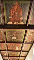  ??  ?? Die Holzdecke von 1889 zeigt Bildnisse berühmter heiliger Päpste.