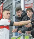  ?? FOTO: IMAGO IMAGES ?? Die VfB-Fans hoffen in Kampf gegen den Abstieg auf die Tore von Sasa Kalajdzic (links).