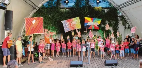  ?? Fotos: Stefanie Stork ?? Die Kinder Teilnehmer der 40. Neuburger Sommerakad­emie brachten bei der Geburtstag­sfeier im Museumsgar­ten ein Ständchen dar.