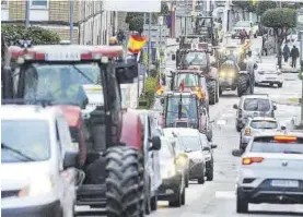  ?? TONI GUDIEL ?? El tráfico de la ciudad se vio afectado con la presencia de los vehículos agrarios.