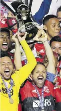  ?? Dpa-BILD: Penner ?? Kapitän Diego streckt den Pokal in die Luft.