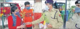  ?? HT PHOTO ?? ADCP (central) Chiranjeev Nath Sinha gifting a sapling to a woman on Shahnajaf Road.