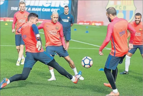  ?? MIGUEL RUIZ / FCB ?? Neymar volvió a los entrenamie­ntos en la sesión de ayer, con un parche en la ceja donde recibió un codazo del boliviano Duk