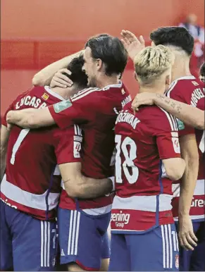 ?? FOTO: EFE ?? Los jugadores del Granada celebran el 2-0 de Lucas Boyé ante el Deportivo Alavés