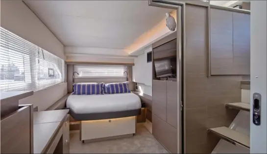  ??  ?? Dans la version trois cabines, toute la coque tribord est dédiée à la suite propriétai­re, un vaste espace lumineux doté d’un hublot arrière inédit.